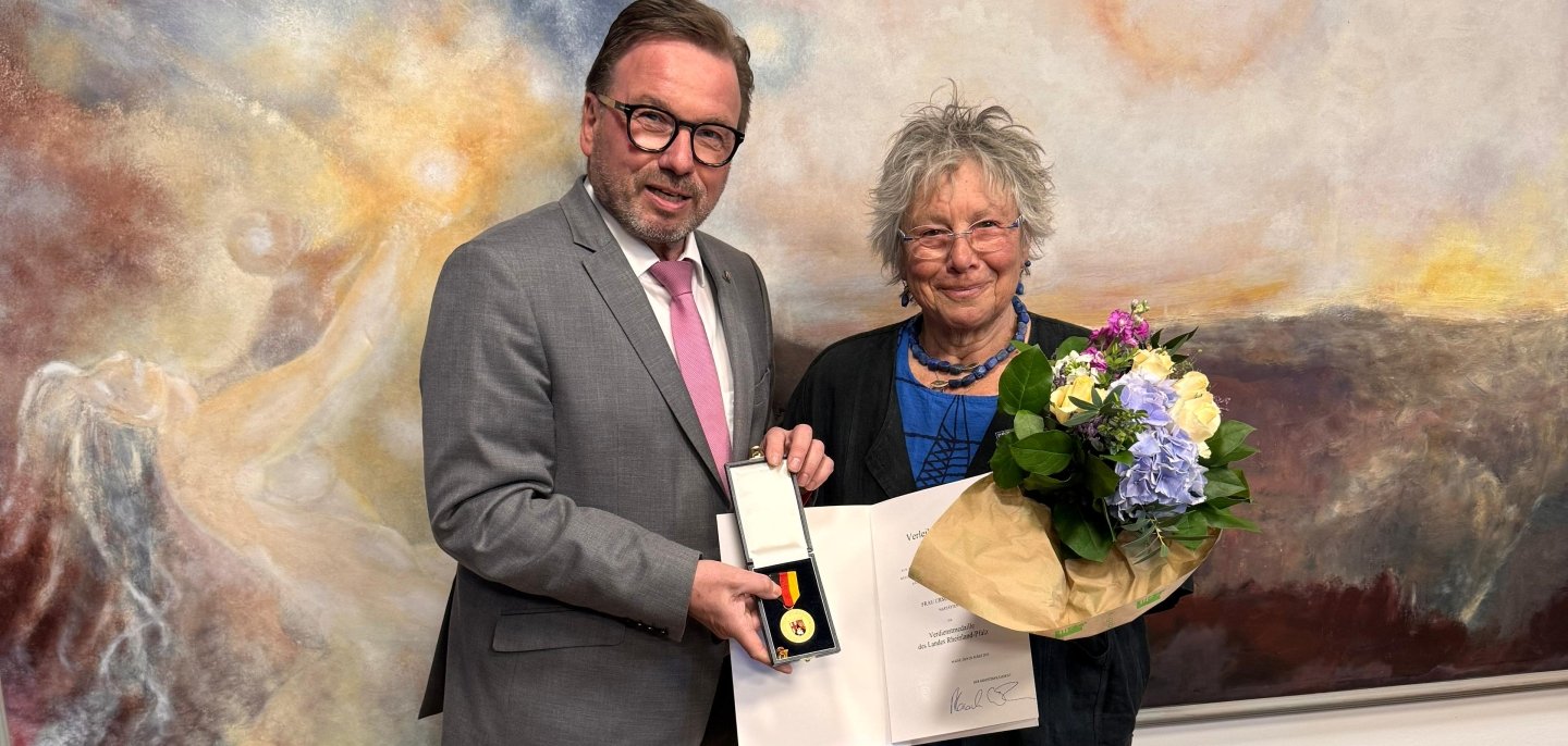 SGD-Nord-Präsident Wolfgang Treis (li.) überreichte die Landesverdienstmedaille an Ursula Näther (re.).
